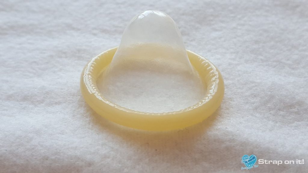 Reißfeste-Kondome-Lelo-Hex_aufgerolltes-Kondom