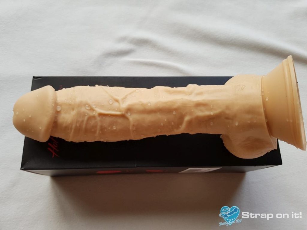 XXL-Dildo-Naturdildo-Saugdildo-HotDreams_auf-Verpackung